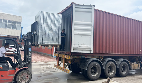 Successfully shipped stainless steel water tanks to Iraq to help local infrastructure construction